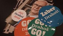 Ve volebním štábu Jiřího Drahoše jsou k vidění různé podporující nálepky. | na serveru Lidovky.cz | aktuální zprávy