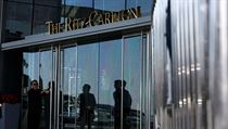 Uzavřený vchod do hotelu Ritz-Carlton. | na serveru Lidovky.cz | aktuální zprávy