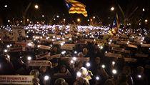 Demonstranti drží plakáty s nápisem "Svobodu pro politické vězně" v Barceloně... Demonstranti drží plakáty s nápisem "Svobodu pro politické vězně" v Barceloně...