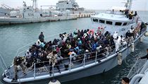 Skupina migrantů, které u břehů Libye zachránila pobřežní hlídka. | na serveru Lidovky.cz | aktuální zprávy