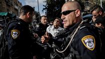 Izraelská policie zadržuje palestinského demonstranta. | na serveru Lidovky.cz | aktuální zprávy