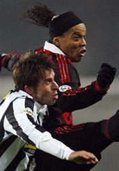 Návrat krále? Ronaldinho o svém comebacku jedná s maltským klubem Ronaldinho v dresu AC Milán bojuje o míč s obráncem Juventusu Zdeňkem Grygerou. | na serveru Lidovky.cz | aktuální zprávy