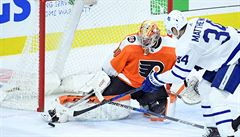 eský branká Michal Neuvirth (Philadelphia) zasahuje proti stele Austina...