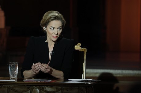 Moderátorka Svtlana Witowská vede diskusi mezi prezidentskými kandidáty.