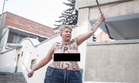 Aktivistka Femenu protestovala proti Zemanovi v Kyjev.