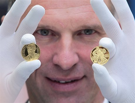 Haek ukazuje originální mince se svoji podobiznou.