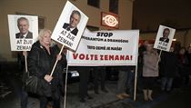 Na Zemana čekali před studiem televize Barrandov jeho podporovatelé s... | na serveru Lidovky.cz | aktuální zprávy