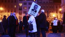 Příznivci Miloše Zemana před hudebním Divadlem v Karlíně. | na serveru Lidovky.cz | aktuální zprávy