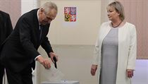 Prezident republiky Miloš Zemana a Ivana Zemanová odvolili. | na serveru Lidovky.cz | aktuální zprávy