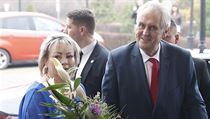 Miloš Zeman při příchodu do svého volebního štábu. | na serveru Lidovky.cz | aktuální zprávy