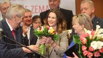 Miloš Zeman předal květiny své ženě i dceři. | na serveru Lidovky.cz | aktuální zprávy
