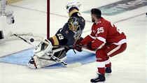 Brankář Marc-Andre Fleury při zákroku proti obránci Miku Greenovi v... | na serveru Lidovky.cz | aktuální zprávy