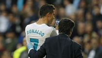 Cristiano Ronaldo sií kontroluje svůj vzhled na mobilu. | na serveru Lidovky.cz | aktuální zprávy