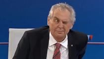 Miloš Zeman mrká na moderátora Reye Korantenga. | na serveru Lidovky.cz | aktuální zprávy