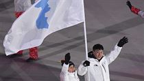 Slavnostní zahájení OH 2018: Severokorejec Hwang Chung Gum a Jihorejka Won... | na serveru Lidovky.cz | aktuální zprávy