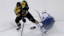 David Pastrňák (88) v souboji s Kasperim Kapanenem (24) při zápase NHL. | na serveru Lidovky.cz | aktuální zprávy