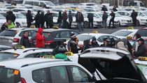 Protest řidičů taxi proti službě Uber. | na serveru Lidovky.cz | aktuální zprávy