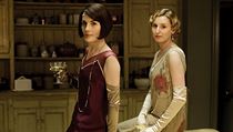 Lady Mary Crawleyov (Michelle Dockeryov) a lady Edith Crawleyov (Laura...
