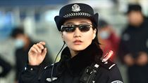 Čínský vládní list zveřejnil snímky, na nichž má policistka nasazené brýle s... Čínský vládní list zveřejnil snímky, na nichž má policistka nasazené brýle s...