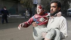 Válka v Aleppu. Mu odnáí do bezpeí zranného chlapce.