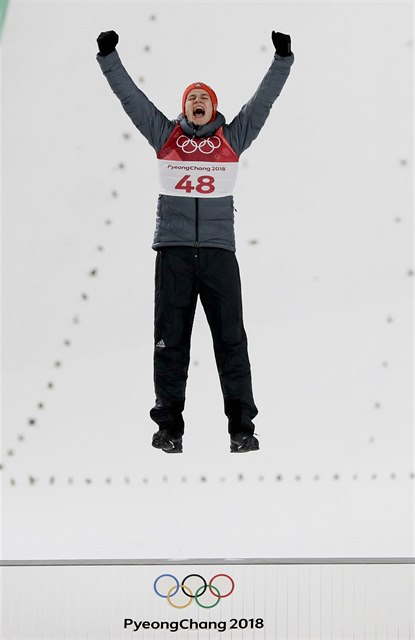 Andreas Wellinger se raduje z triumfu na olympijských hrách.