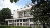 Bílý hranol v zeleni. Sanatorium Palace v parku slovenských lázní ve Sliači... | na serveru Lidovky.cz | aktuální zprávy