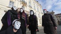 Část křesťanských aktivistů před arcibiskupstvím protestuje proti možnému... | na serveru Lidovky.cz | aktuální zprávy
