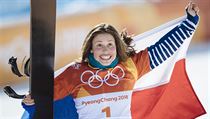V pravé ruce snowboard a zabalená do českých barev. Eva Samková oslavuje...