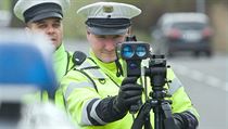 Policista s radarem měří rychlost. | na serveru Lidovky.cz | aktuální zprávy
