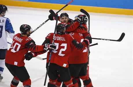Kanadská radost z gólu na 1:0 ve tvrtfinále ZOH 2018 proti Finsku.
