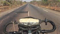 Vjíždím do Burkiny Faso. Moc často tady asi bílé cyklisty s plnou polní... | na serveru Lidovky.cz | aktuální zprávy