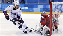 Pavel Francouz chytá nájezd Američana Chrise Bourqueho ve čtvrtfinále ZOH 2018. | na serveru Lidovky.cz | aktuální zprávy