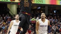 Tomáš Satoranský přihlíží, jak hvězdný Lebron James smečuje | na serveru Lidovky.cz | aktuální zprávy
