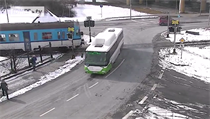 Autobus přejel koleje těsně před projíždějícím vlakem. | na serveru Lidovky.cz | aktuální zprávy