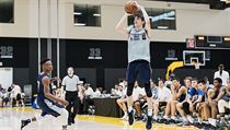 Český basketbalista Vít Krejčí střílí při utkání na prestižním kempu Basketball... | na serveru Lidovky.cz | aktuální zprávy
