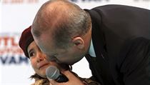 Turecký prezident Erdogan rozplakal holčičku na pódiu. | na serveru Lidovky.cz | aktuální zprávy