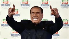 Silvio Berlusconi na mítinku v Milán.
