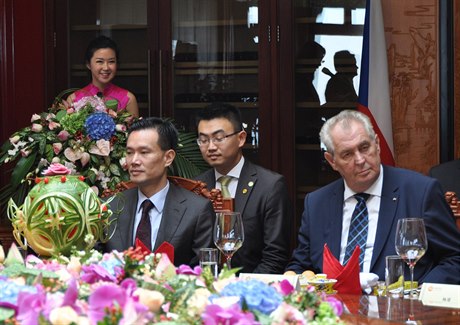 Jie ien-Ming (vlevo) a Milo Zeman na setkání v anghaji.