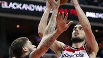 Tyler Johnson z Miami (vlevo) brání ve střelbě Tomáši Satoranskému z... | na serveru Lidovky.cz | aktuální zprávy