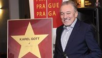 Karel Gott u své hvězdy vystavené v Hudebním divadle Karlín. | na serveru Lidovky.cz | aktuální zprávy