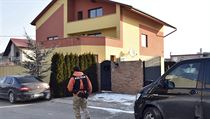 Policista před domem Antonina Vadaly. | na serveru Lidovky.cz | aktuální zprávy
