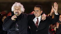 Jednatřicetiletý lídr Hnutí pět hvězd Luigi Di Maio (vpravo) a zakladatel hnutí... | na serveru Lidovky.cz | aktuální zprávy