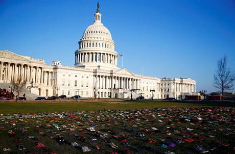 Aktivisté v USA nainstalovali 7000 bot ped budovu Kapitolu Spojených stát...