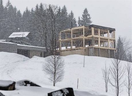 Na míst výcarského domu roste nová devostavba