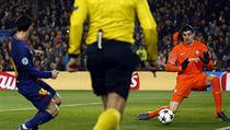 Gólman Chelsea Thibaut Courtois inkasuje první branku mezi nohy z pravačky... | na serveru Lidovky.cz | aktuální zprávy