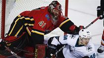 Tomas Hertl (48), narazil do Calgary Flames Mikea Smitha (41) během zápasu v... | na serveru Lidovky.cz | aktuální zprávy