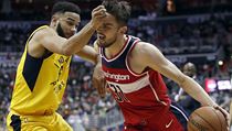 Basketbalista Tomáš Satoranský při střetu s Cory Josephem v zápase Washingtonu... | na serveru Lidovky.cz | aktuální zprávy