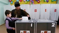 Ruský ortodoxní kněz volí se svým synem. | na serveru Lidovky.cz | aktuální zprávy