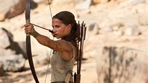 Zamířit a vystřelit. Alicia Vikanderová jako Lara Croftová. Snímek Tomb Raider... | na serveru Lidovky.cz | aktuální zprávy