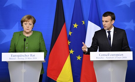 Francouzský prezident Emmanuel Macron a nmecká kancléka Angela Merkelová na...